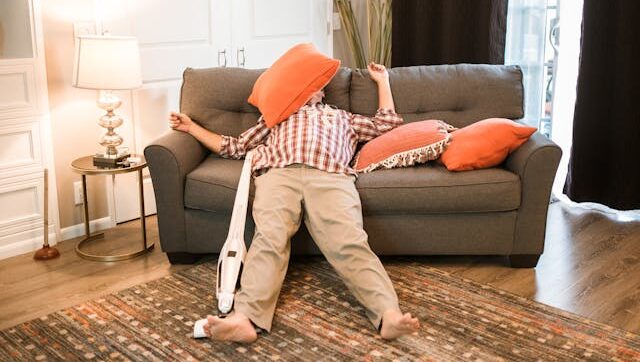 Poor sleep patterns can raise migraine frequency and slow recovery. Explore how better sleep quality and routine help reduce attacks and speed healing.